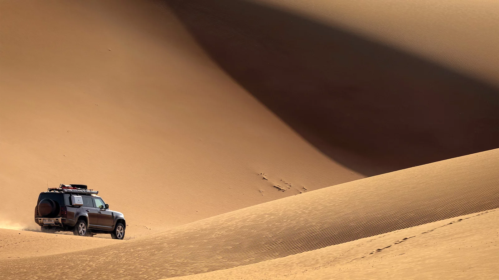 Defender driving on the desert