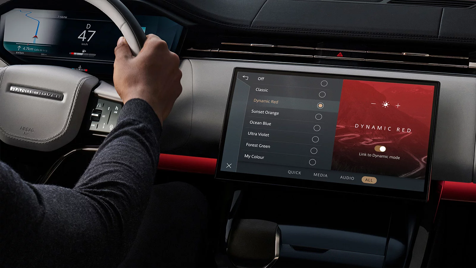Tablero interior y sistema de información y entretenimiento del Range Rover Sport.