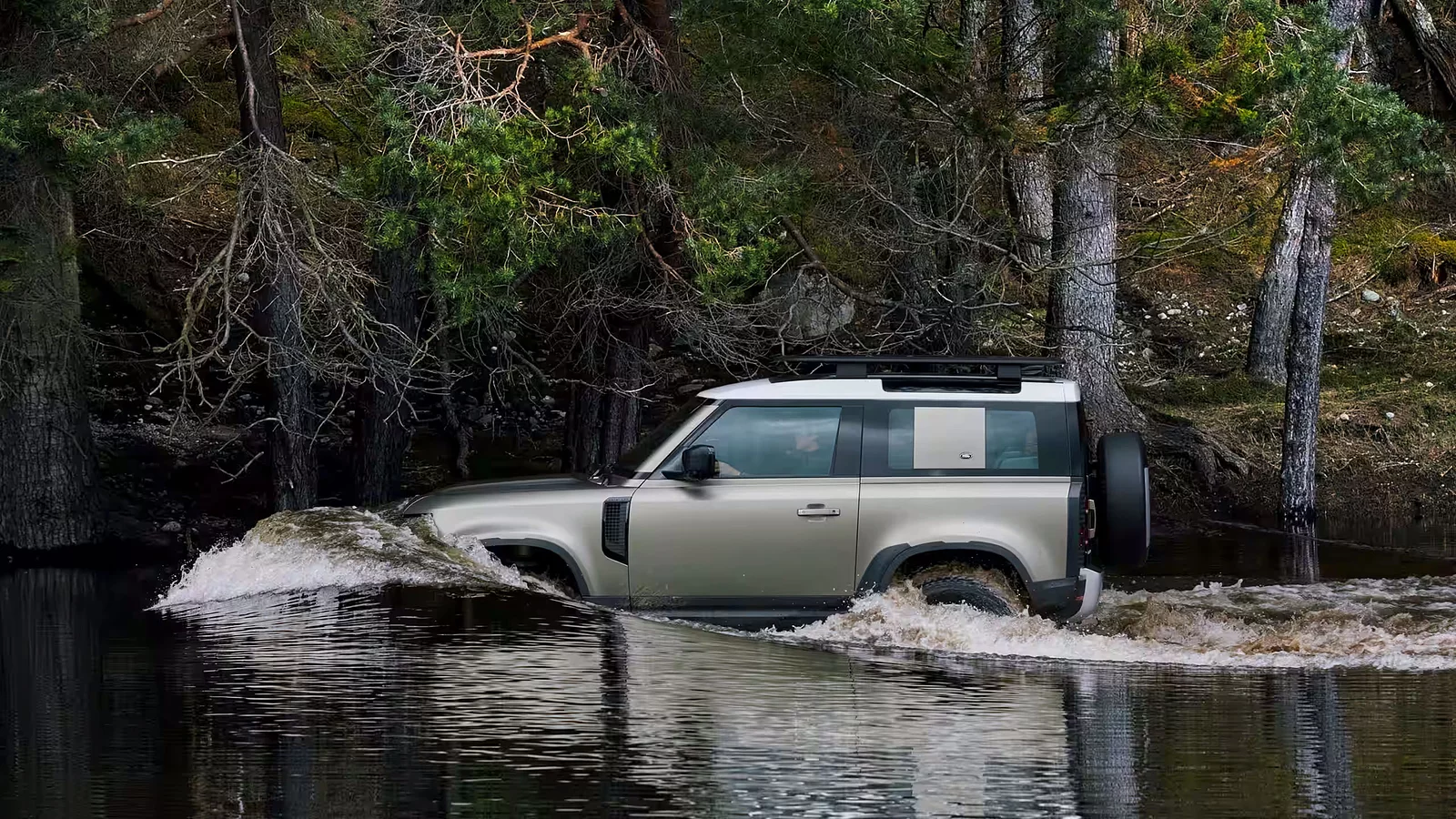 Range Rover Defender กำลังขับอยู่ในแม่น้ำ