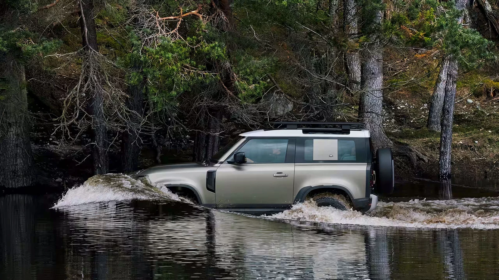 Range Rover Defender circulando por un río
