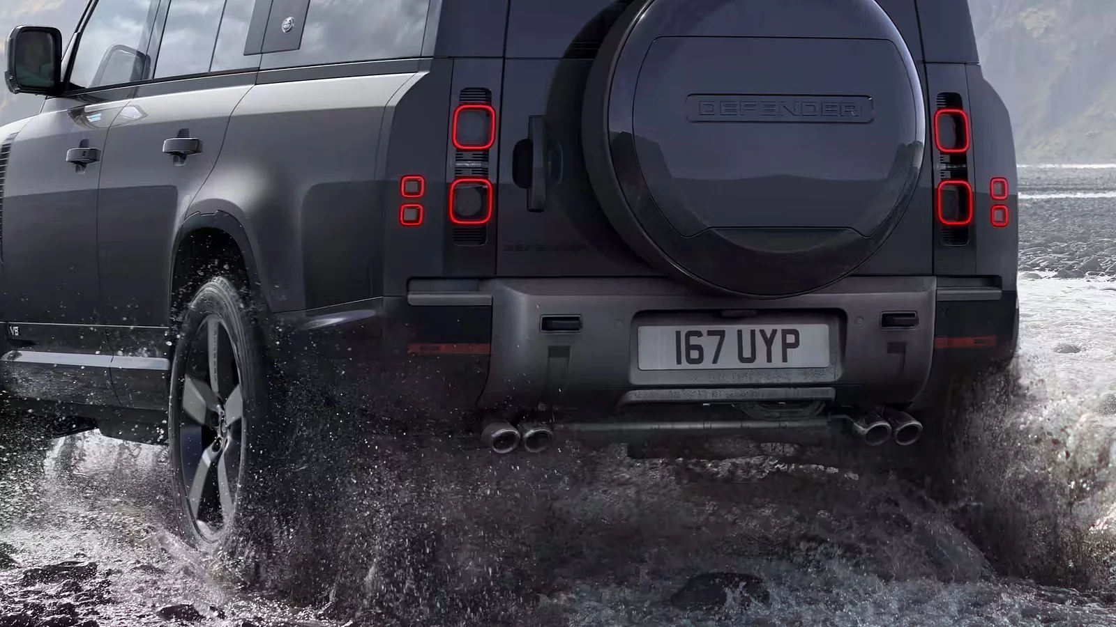 Defender çamurlu nehir suyunda off-road sürüşünde