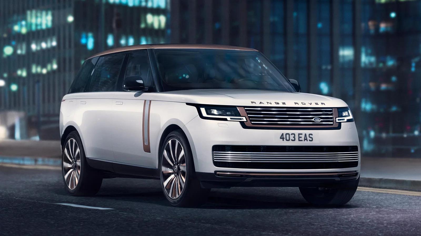 Range Rover SV Serenity mới đậu trên đường phố