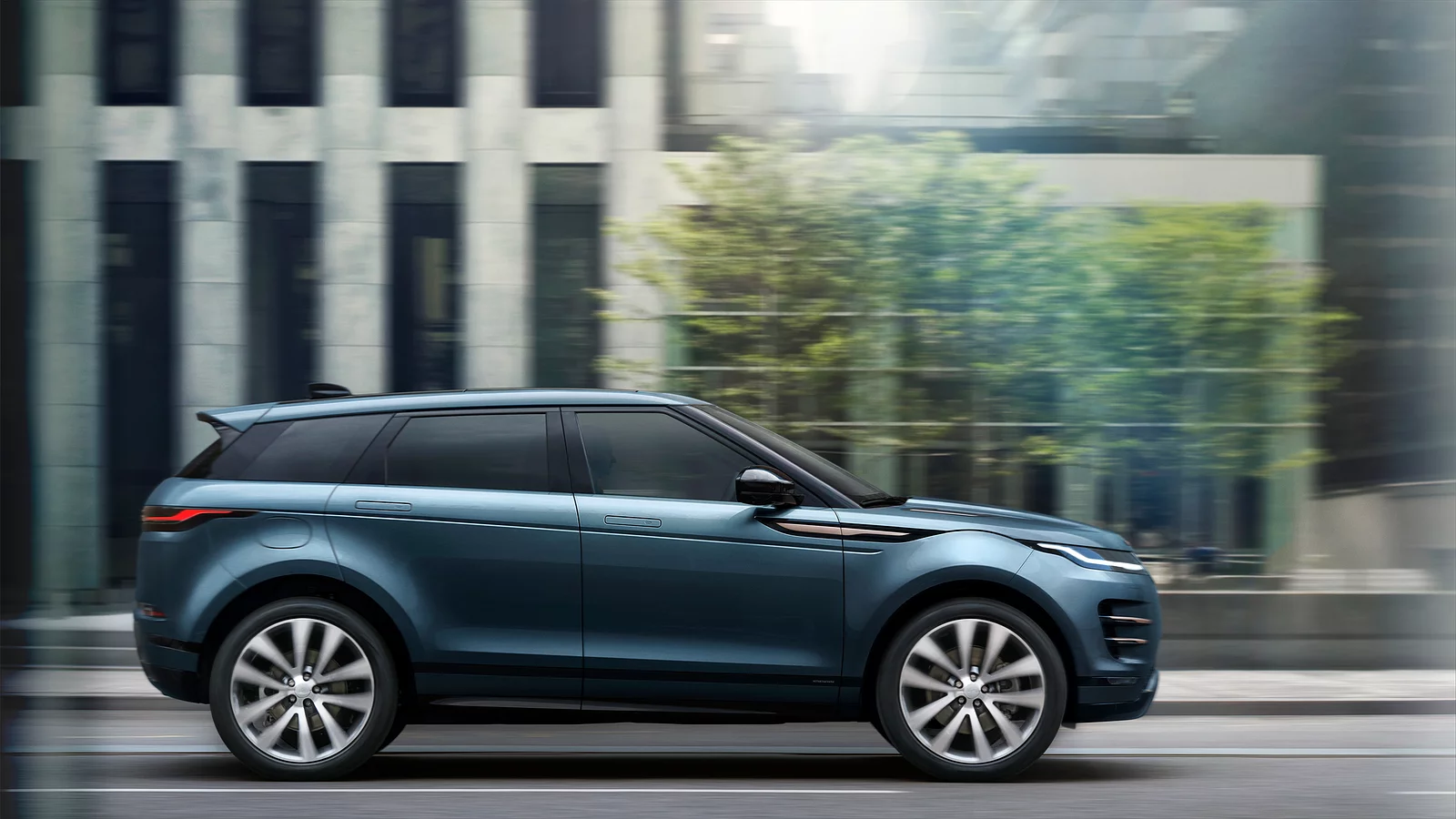 Range Rover Evoque skats no sāniem
