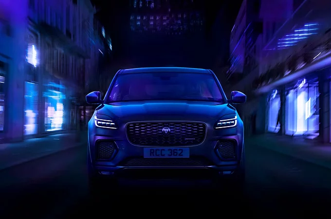 Вид спереди Jaguar E-PACE