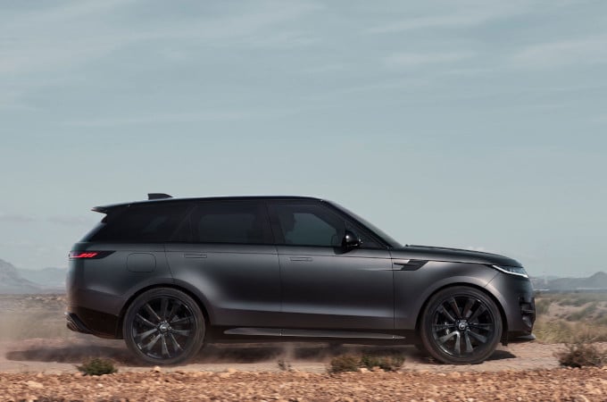 Range Rover Sport garé au bord d’une rivière	