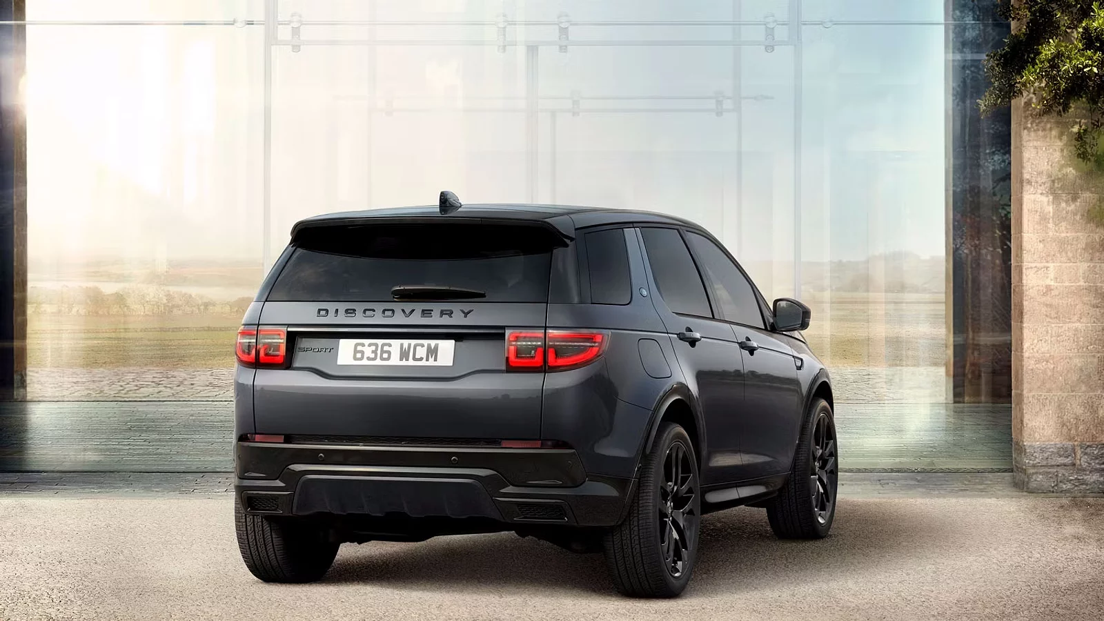 Discovery Sport udenfor et glashus.