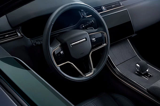 Volan Range Rover Velar vazut din interior