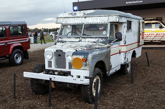 DEFENDER ОТБЕЛЯЗВА 70 ГОДИНИ
ПАРТНЬОРСТВО НА БРИТАНСКИЯ ЧЕРВЕН КРЪСТ И LAND ROVER CLASSIC С РЕСТАВРАЦИЯ НА
ФЕСТИВАЛА GOODWOOD REVIVAL