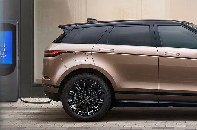 Range Rover Evoque PHEV töltőpontnál tölt