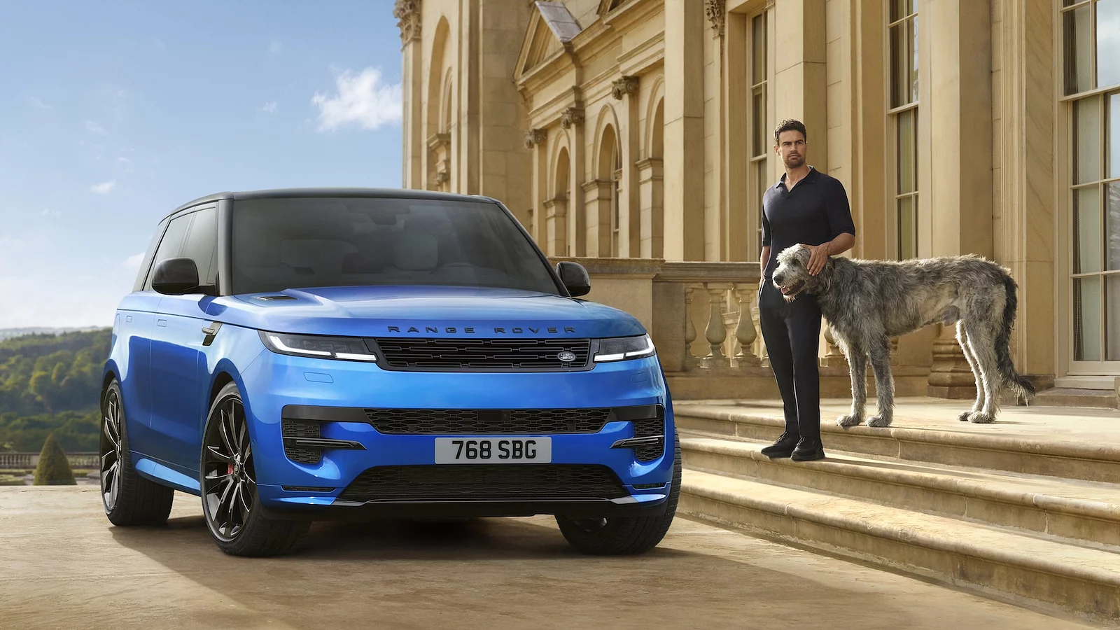 „Range Rover Sport“ ir žinomas britų aktorius užmezgė stiprią partnerystę ekrane