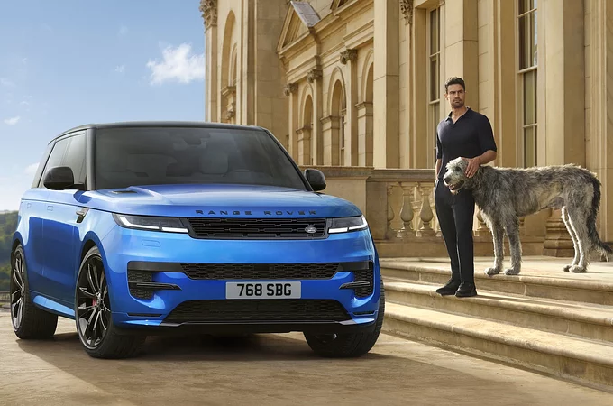 „Range Rover Sport“ ir žinomas britų aktorius užmezgė stiprią partnerystę ekrane