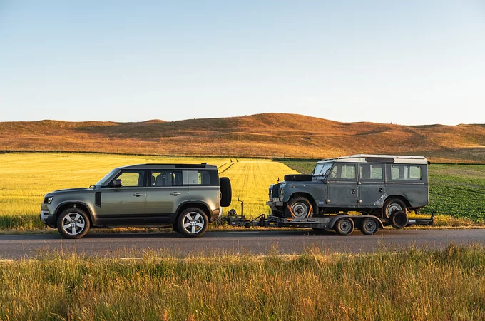 Sacīkšu braucēja Karoļa Raiša neparastais ceļojums uz Zviedriju pēc leģendāra Land Rover Defender