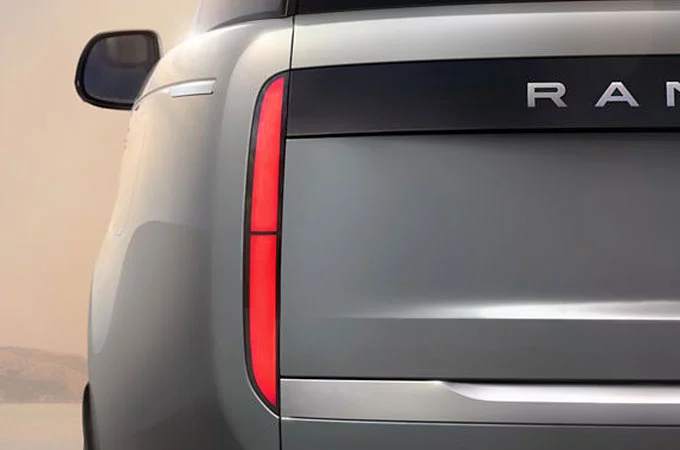 Range Rover garé en charge au point de recharge PHEV