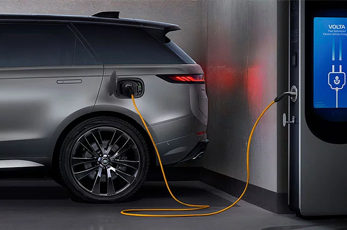 Range Rover Sport gris Eiger finition Satin à une station de charge