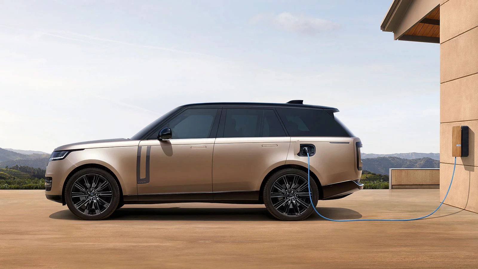 Range Rover parcat la statia de incarcare PHEV