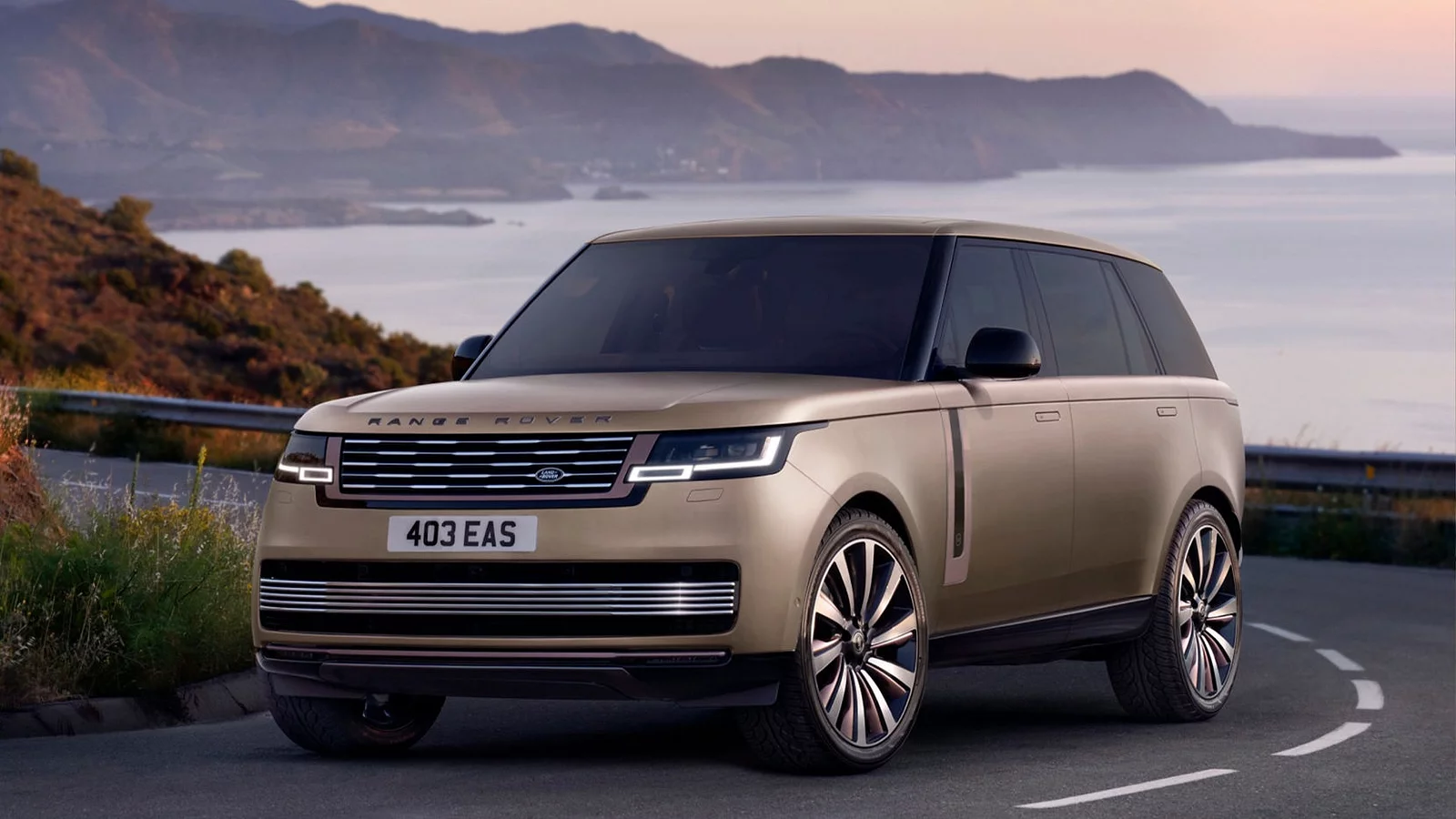 Range Rover í sólsetri