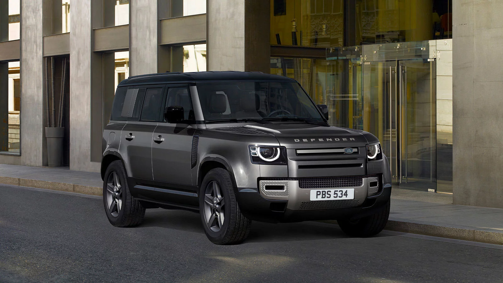 Defender Carpathian Grey parcat pe o artera urbana