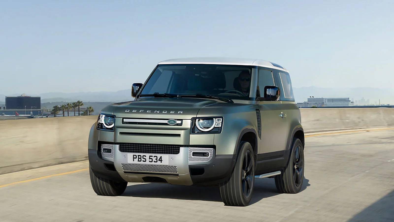 Defender oprit pe drum