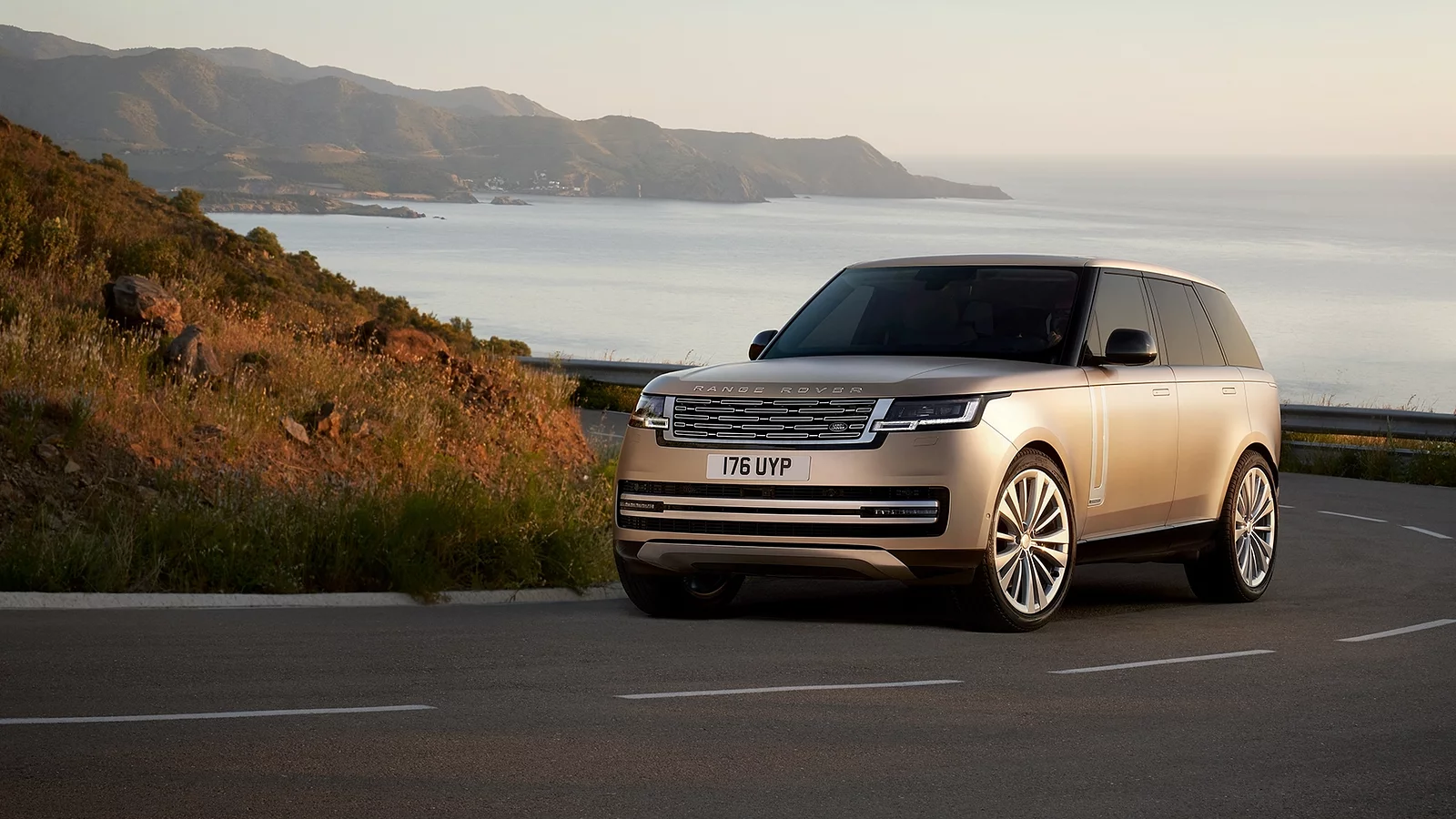 Новый Range Rover едет по прибрежной дороге