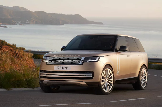 Новый Range Rover едет по прибрежной дороге