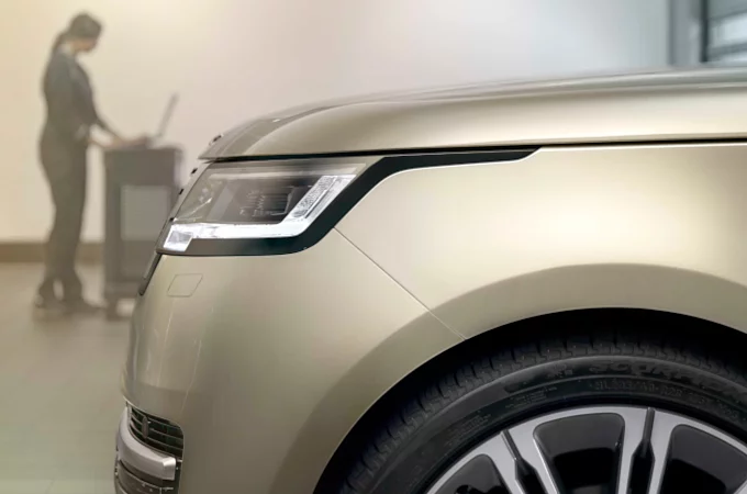 Range Rover, вид сбоку с увеличением и женской моделью