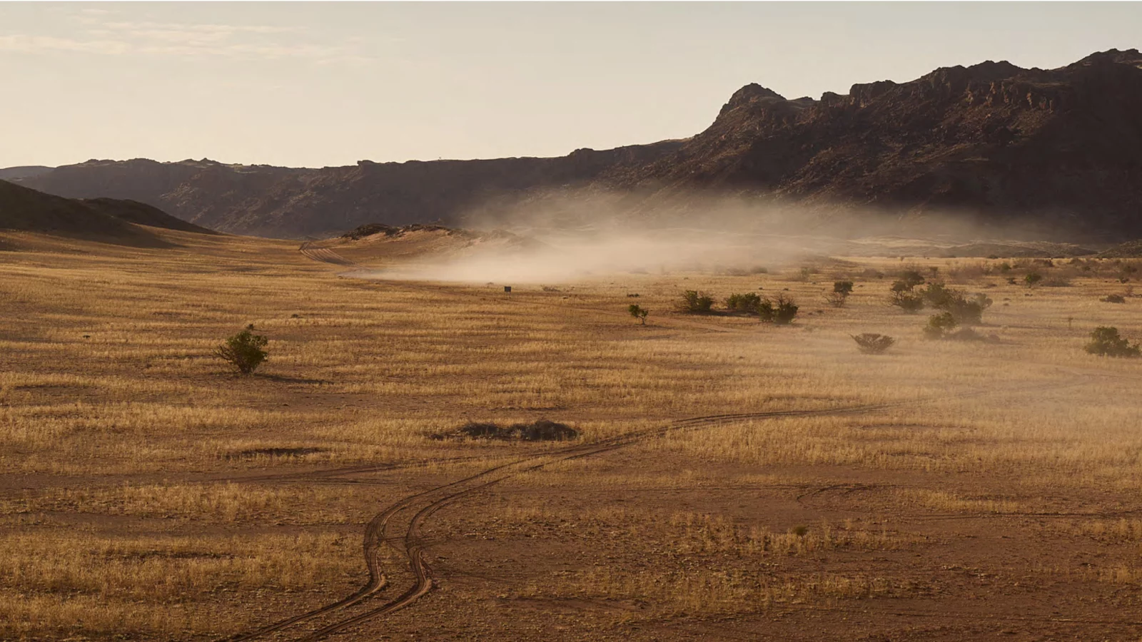 Tierras desérticas y colinas lejanas