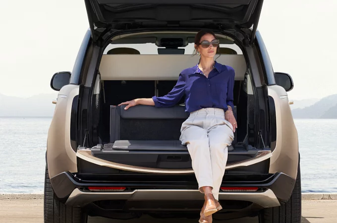 Emily Brooker stand in portbagajul modelului Range Rover