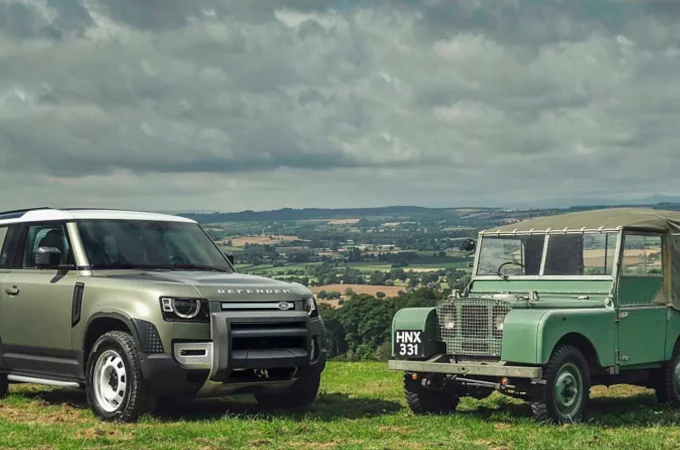 Новый и старый LAND ROVER DEFENDER лицом к лицу под открытым небом 