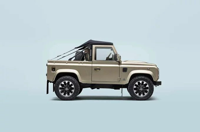 ЗАВРЪЩАНЕТО НА ЕДНА ИКОНА:
LAND ROVER CLASSIC ПРЕДСТАВЯ КЛАСИЧЕСКИЯ DEFENDER V8 SOFT TOP