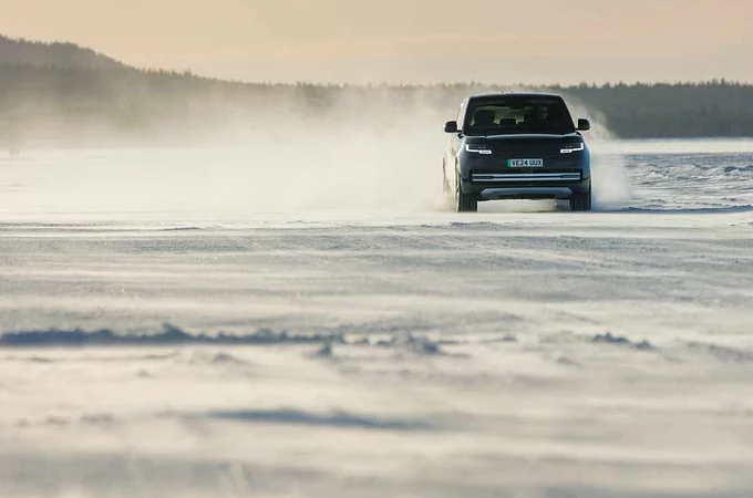 ВПЕЧАТЛЯВАЩИ
НА ЛЕДА: ПРОТОТИПИТЕ НА RANGE ROVER ELECTRIC СЕ СПРАВЯТ БЛЕСТЯЩО В ПОСЛЕДНИТЕ
ЗИМНИ ИЗПИТАНИЯ И РАЗВОЕН ЦИКЪЛ