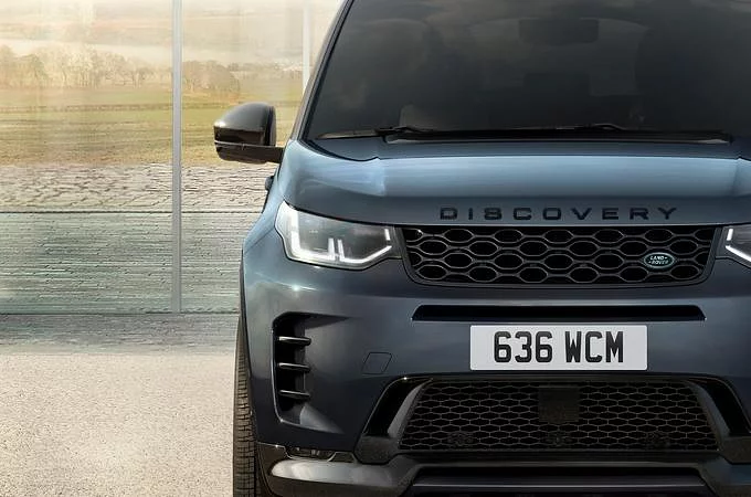Discovery Sport jashtë një godine me xhama 