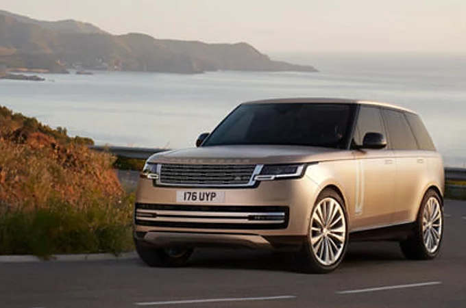 Range Rover i ri duke lëvizur përgjatë një rruge bregdetare