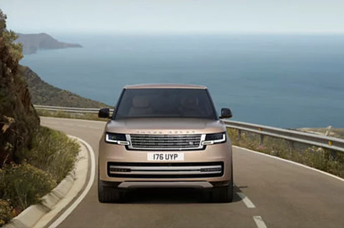 Range Rover i ri duke ecur nëpër një rrugë malore