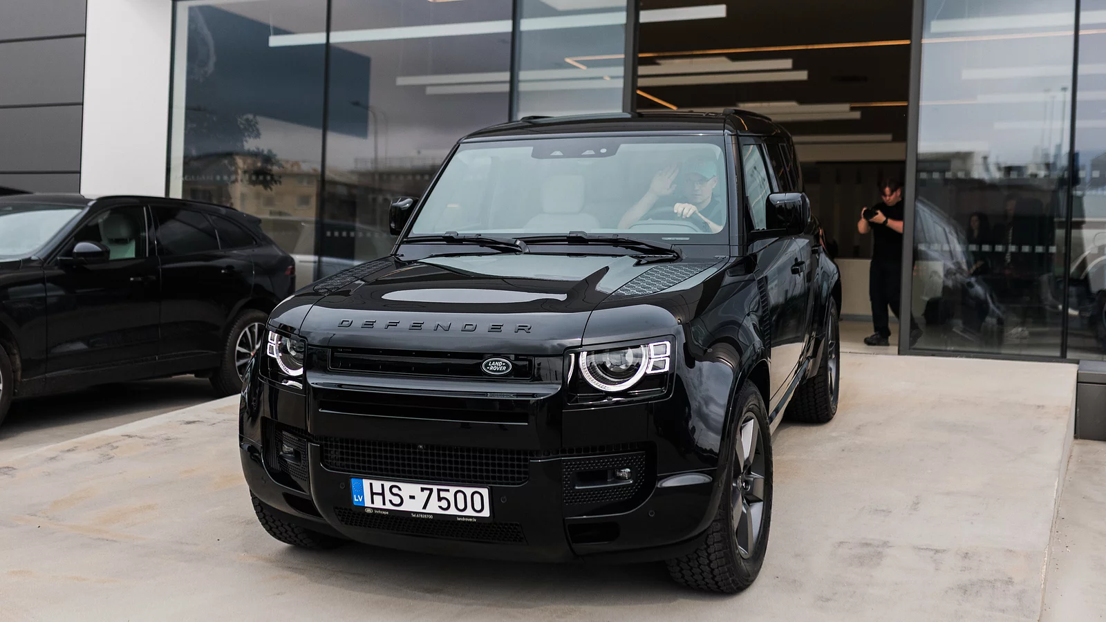 Defender perdavimas Rokui Baciuškai