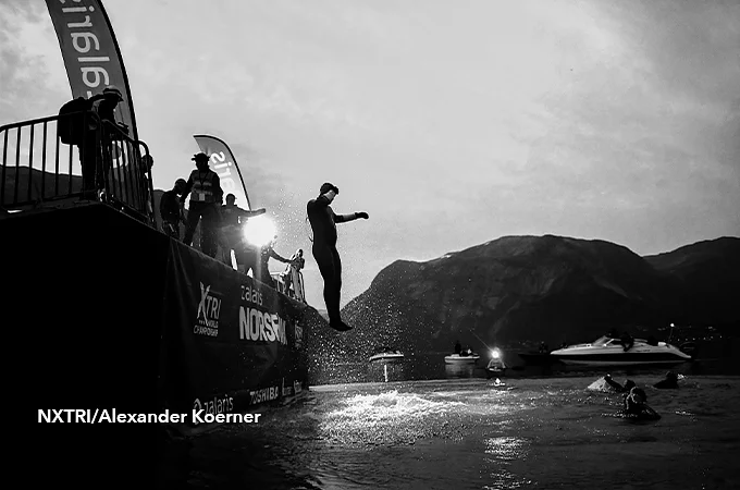 Norseman-utøver hopper i vannet fra båt