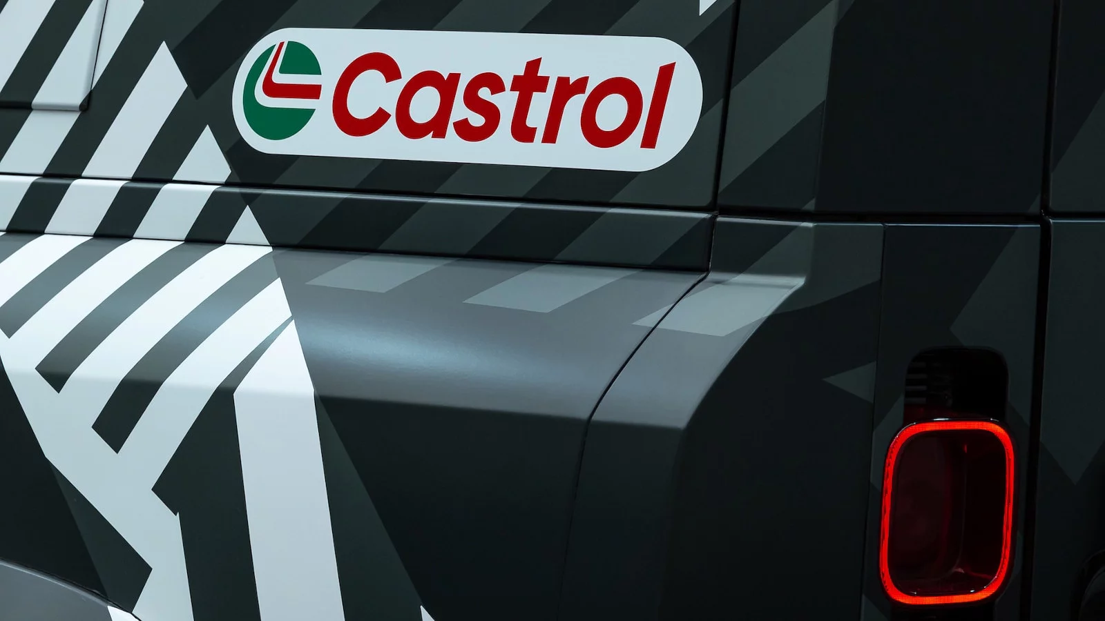 Defender rally & Castrol