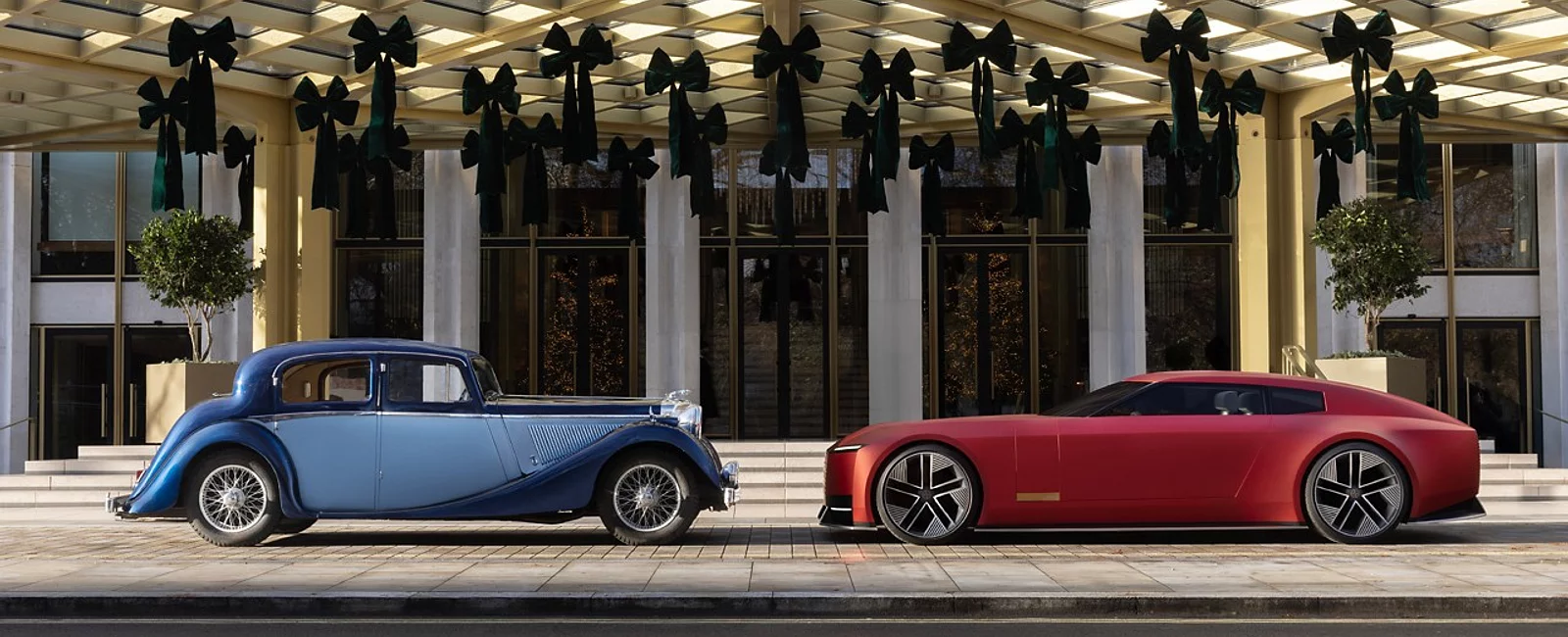 Новий Jaguar майбутнього та попередній Jaguar припарковані навпроти один одного.