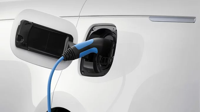 Parkirani Range Rover puni se na PHEV punionici