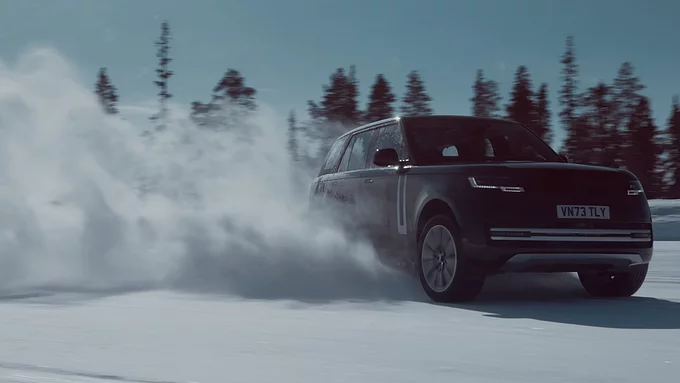 Range Rover ajaa lumisella tiellä