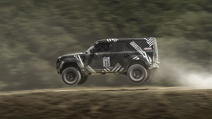 ДИНАМИЧЕН ДЕБЮТ: ПОСЛЕДНИЯТ
ПРОТОТИП НА DEFENDER DAKAR D7X-R БЕ ПРЕДСТАВЕН НА ФЕСТИВАЛА НА СКОРОСТТА В ГУДУУД