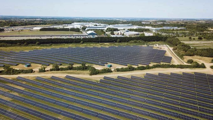 JLR ПОДПОМАГА АМБИЦИЯТА СИ ЗА
ГЛОБАЛНИ ОПЕРАЦИИ С ПО-МАЛЪК ВЪГЛЕРОДЕН ОТПЕЧАТЪК ЧРЕЗ ИНИЦИАТИВА ЗА
ВЪЗОБНОВЯЕМА ЕНЕРГИЯ