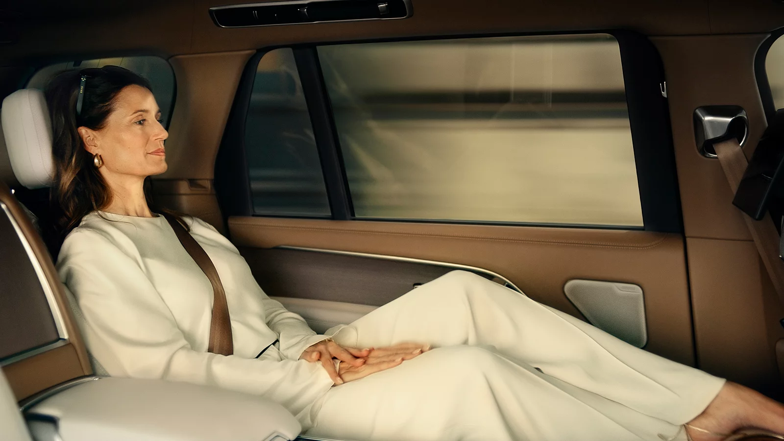 Tyttö katsoo ulos autosta