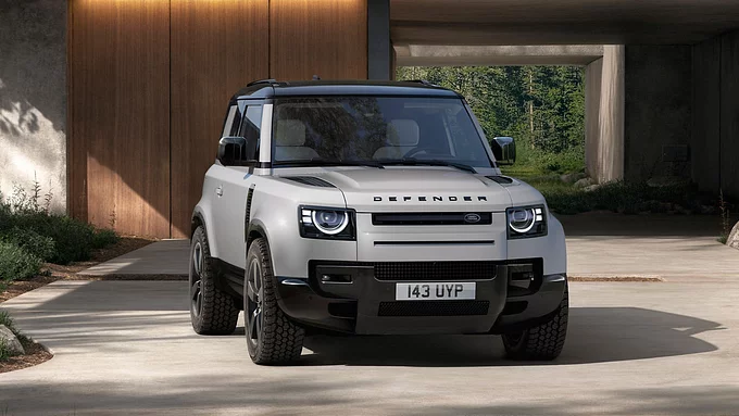 Defender จอดอยู่ในลานจอดรถ