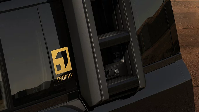 Defender พร้อมบันไดข้างแบบ Fixed Side Steps
