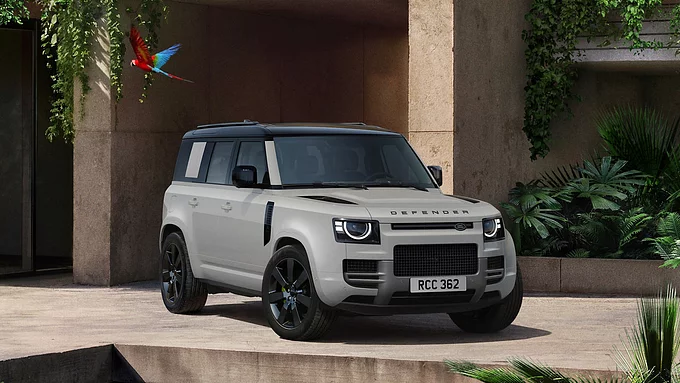 Defender จอดท่ามกลางผืนป่า