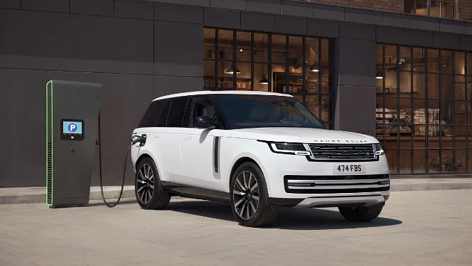 Range Rover Sport EIGER_GREY_SATIN on charging station