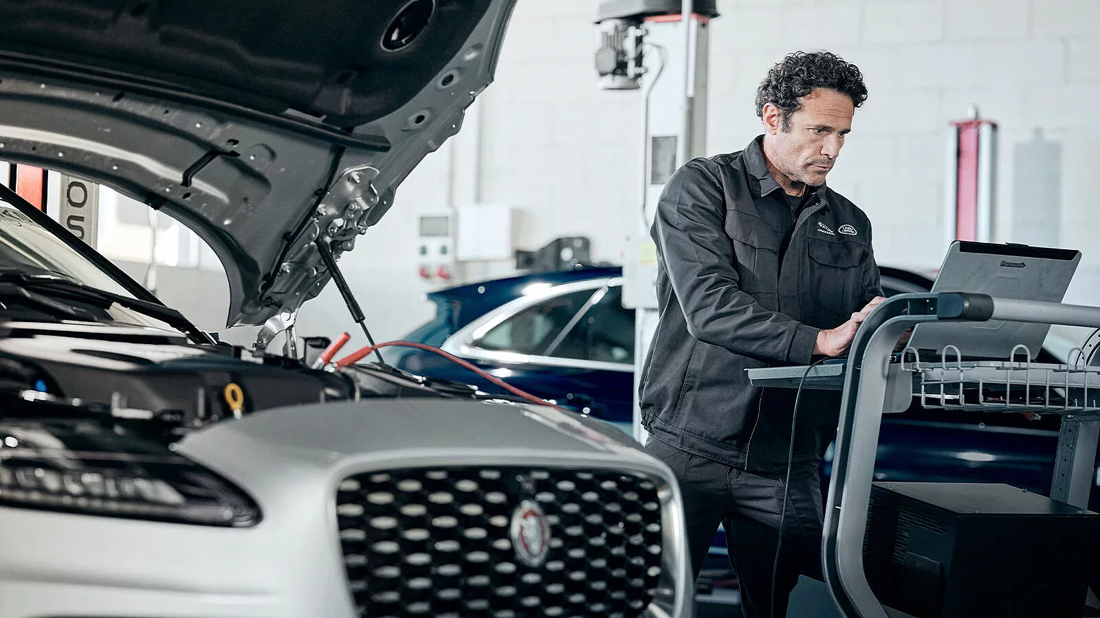 Jaguar XE przed domem
