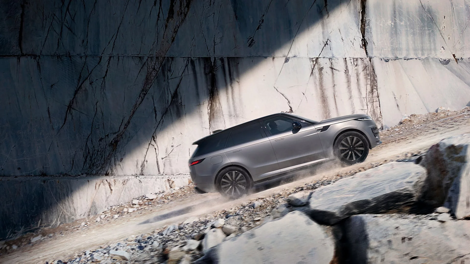 ภาพด้านข้างของรถยนต์ไฟฟ้า Range Rover Sport BEV