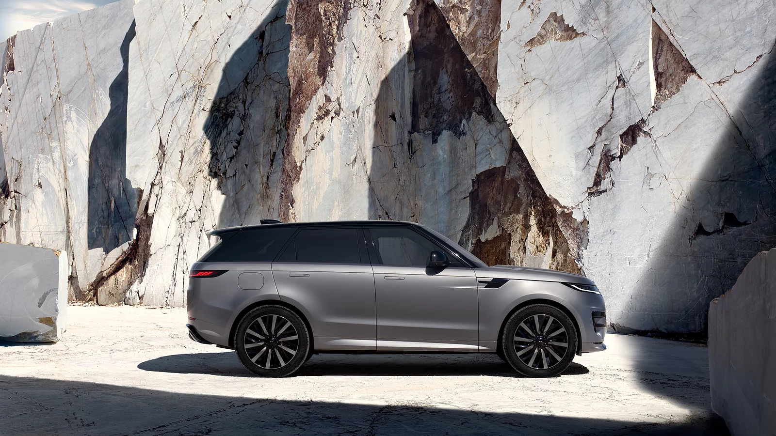 ภาพด้านข้างของรถยนต์ไฟฟ้า Range Rover Sport BEV