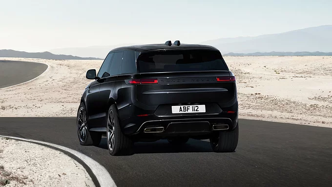 Range Rover Sport สี Santorini Black บนถนน